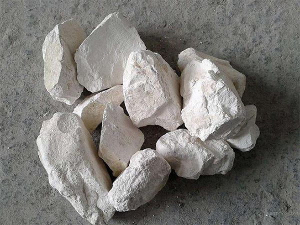 為什么要在魚塘里撒生石灰？
